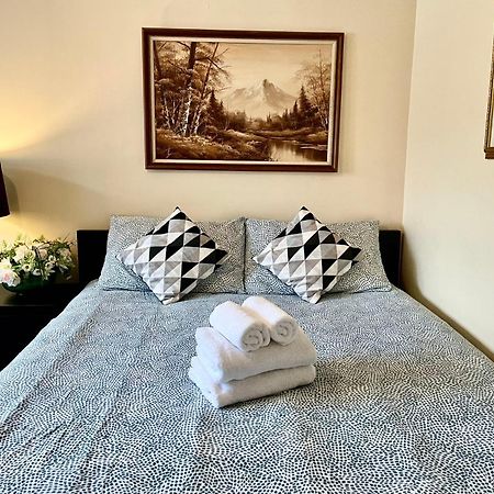 Bright&Modern Space Perfect For Couple And Family Step To Public Transit In Торонто Экстерьер фото