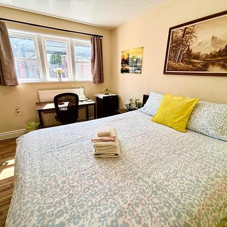 Bright&Modern Space Perfect For Couple And Family Step To Public Transit In Торонто Экстерьер фото